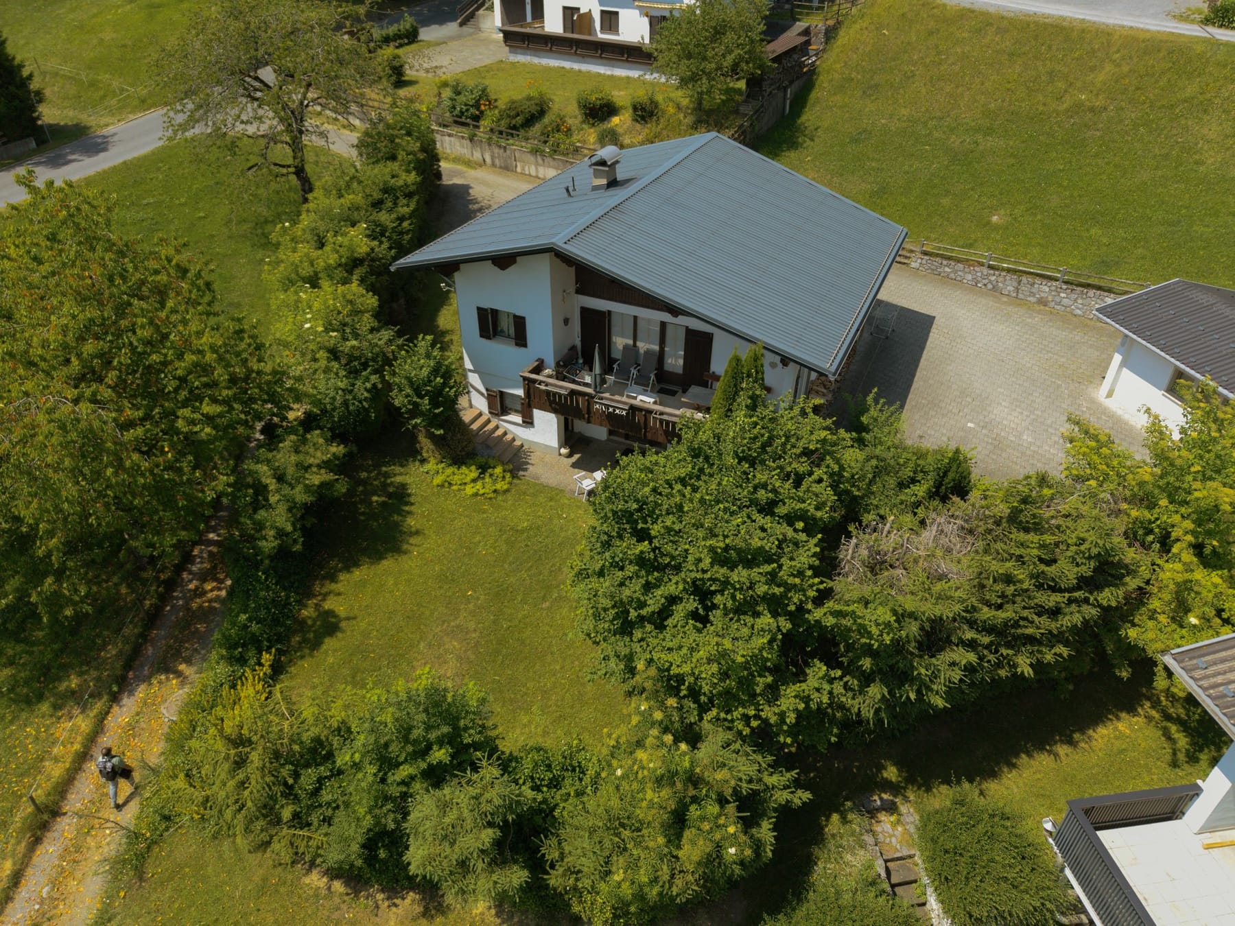 Huis in Oostenrijk met groene tuin en oprit