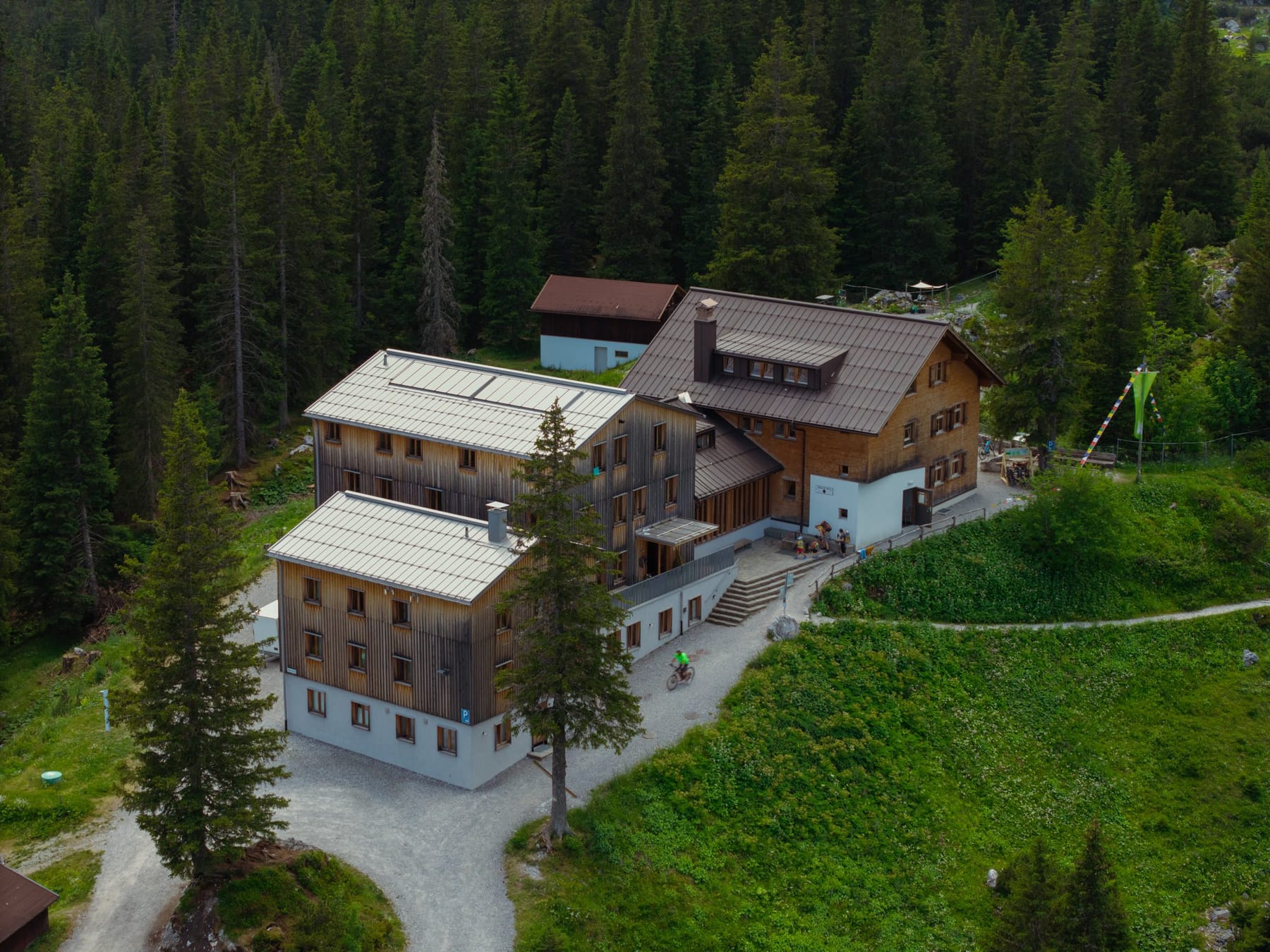 Lindauer Hütte met bergen op de achtergrond